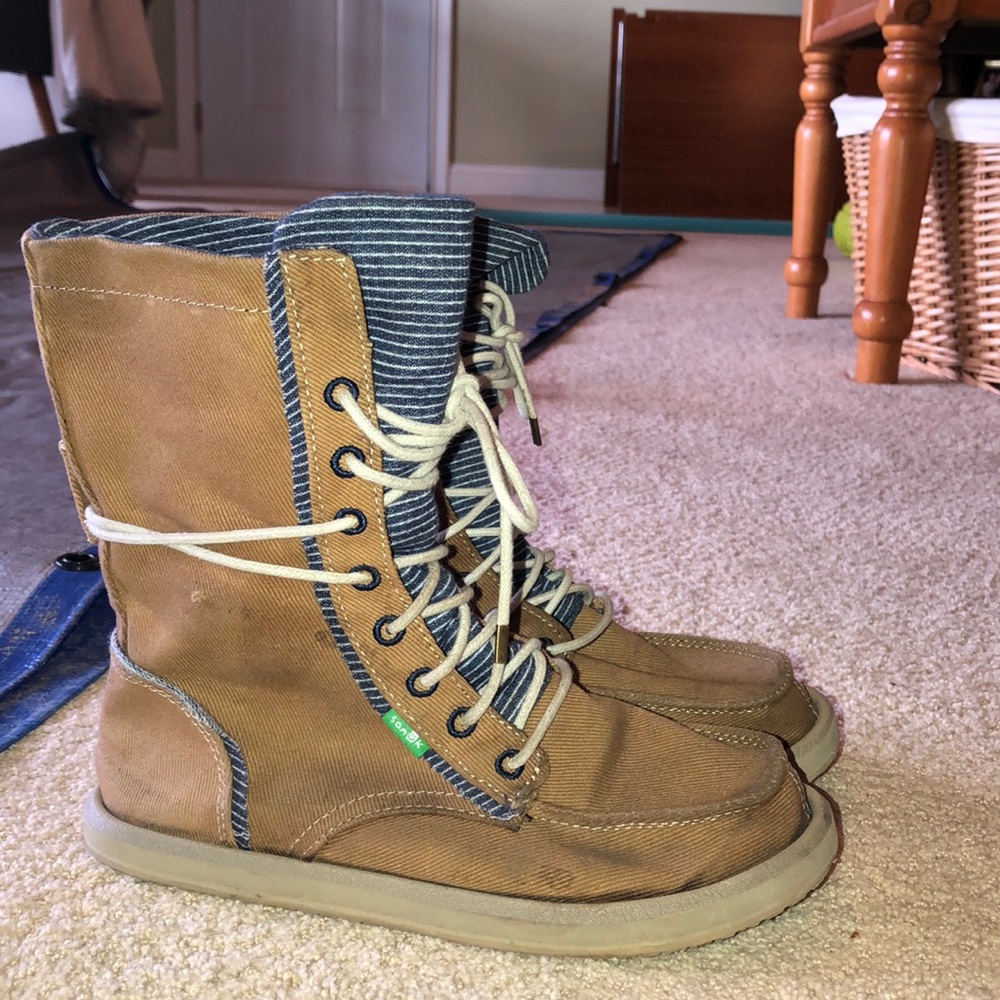 Sanuk tan and blue boots